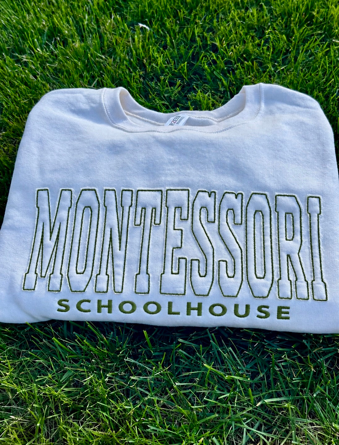 MONOCHROMATIC EMBROIDERED SWEATSHIRT