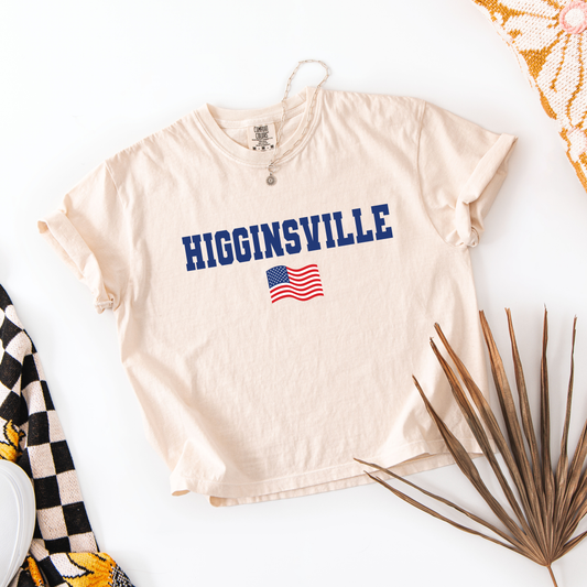 HIGGINSVILLE FLAG BOXY TEE | CREAM