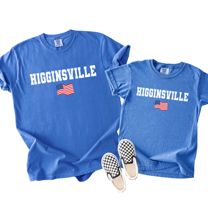 HIGGINSVILLE FLAG TEE | BLUE