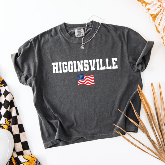 HIGGINSVILLE FLAG BOXY TEE | PEPPER