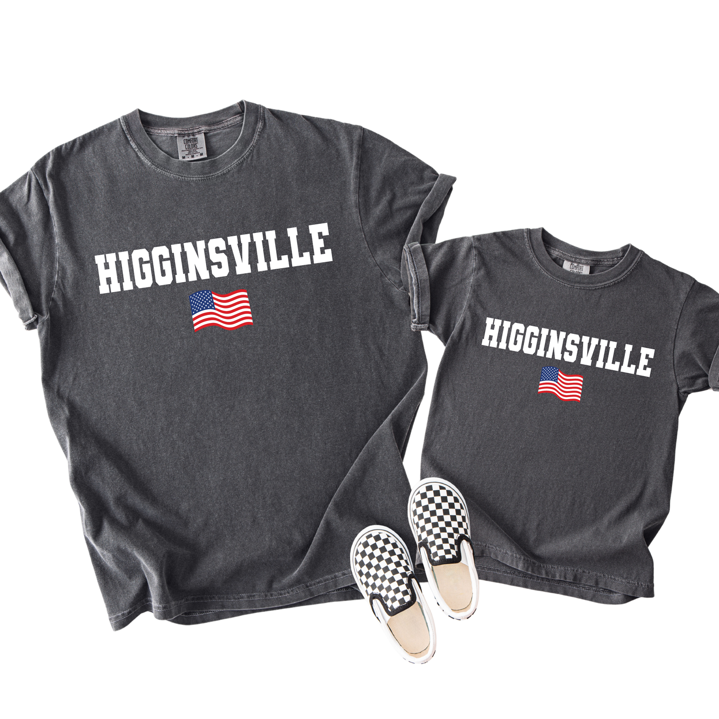 HIGGINSVILLE FLAG TEE | PEPPER