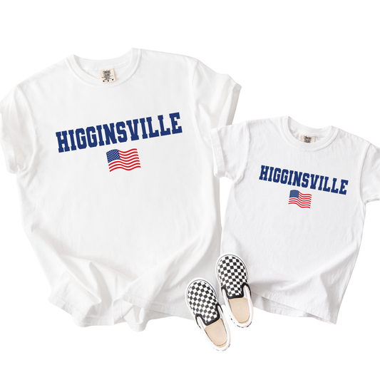 HIGGINSVILLE FLAG TEE | WHITE